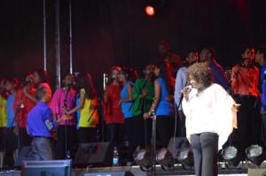 Maggie Blanchard accompagnée par les choristes de TGC. (Photo Nary Ravonjy)