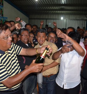 Le candidat Jean Louis Robinson a fait exploser des champagnes hier à son QG de Behoririka pour fêter sa victoire.