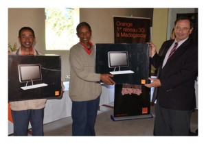 Orange Madagascar a attribué un ordinateur et un modem aux étudiants de Faratsiho pour qu’ils puissent bénéficier d’Internet haut débit, grâce à 3G.