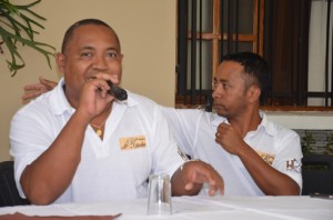 Hery Randriamampianina, le numéro un de miRitsoka production et Nary dévoilant les projets pour cette année 2014. (Photo : Kelly)
