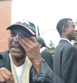 Didier Ramanoelina n’a pas pu retenir ses larmes à la sortie de prison. (Photo : Yvon Ram)