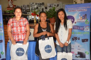 Ce sont les heureux gagnants de la Tombola Nivéa. (Photo : Yvon Ram)