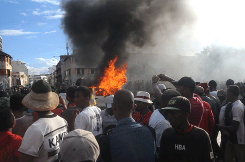 Violents affrontements sur la place du 13 mai : La démission de Hery Rajaonarimampianina réclamée par l’opposition