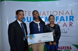 Parmi les gagnants de la tombola en présence d’un Représentant de l’ONTM. (Photo : Yvon Ram) 