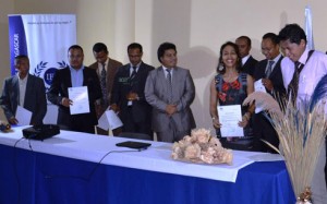  Le président de l’IEP, Davida Rajaon (en costume clair au centre) lors de la remise d’attestation vendredi dernier à l’IEP.