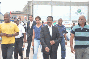 Les médaillés aux côtés du ministre de la Jeunesse et des Sports et du président de la FMN.