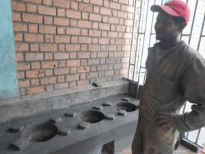 Un foyer amélioré comme celui-ci, au centre Betania, présente des atouts économiques et écologiques non négligeables.