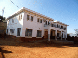 « Le bâtiment de l’Alliance Française, un des fleurons de la ville d’Ambositra ».