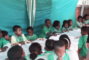 Les cantines scolaires, si importantes pour le maintenir des élèves à l’école.