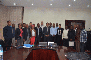 Photo de famille des stagiaires avec l’expert de la FIBA, le Président de la FMBB et la DSF au sein du Ministère de la Jeunesse et des Sports. (Photo Kelly)