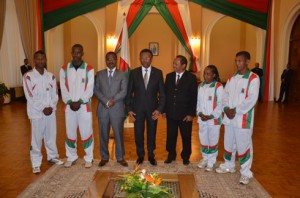 La délégation malgache de savate boxe française aux côtés du Président de la République, Hery Rajaonarimampianina et du ministre de la Jeunesse et des Sports, le Docteur Jean Anicet Andriamosarisoa. (Photo Kelly)
