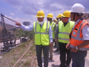 Le ministre Jules Etienne constatant de visu les réalités vécues par Holcim Madagascar.