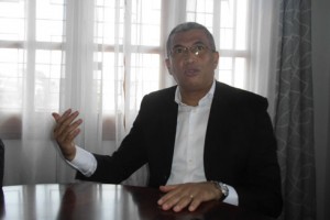 Christian Ravoaraharison le D.G de l’OMAPI (debout) expliquant l’efficacité de l’automatisation.