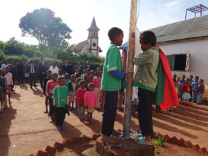 Lors de son passage à l’EPP d’Ambohitsimeloka, commune rurale d’Anosiala, le Ministre Paul Rabary a assisté à la levée des couleurs, aux côtés dans élèves.