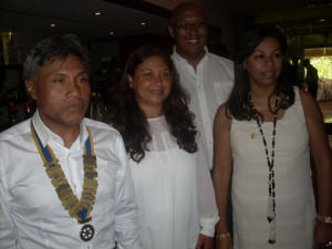 Les nouveaux membres du Rotary Club Mahamasina, Pascale Wybot, Gil Razafintsalama et Ranja Rabefaniraka, en compagnie du président Tiana Rasamimanana.