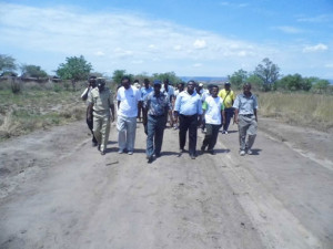 « L’inauguration de ces routes en terre par les autorités locales à Miadrivazo conduites par le secrétaire général de la Région (3e à partir de la gauche).» (photo Anastase)
