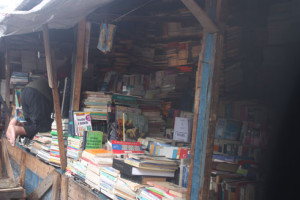 Des dizaines de petites boutiques vendent de nombreux ouvrages en bas d’ Ambohijatovo.
