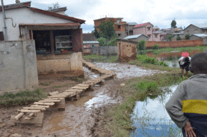 Montée des eaux et insalubrité dans les bas quartiers de Tanà, accentuée par les pluies incessantes.