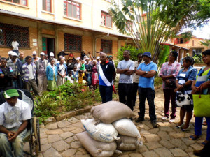 « Le président national de L’Association « Mampiray » Hary Andrianarivo (à l’extrême droite) au chevet des malades ». (Photo Anastase)