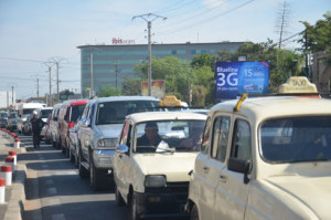 Bouchons partout en ville à cause des infrastructures routières, mais aussi de l’incivisme des automobilistes.