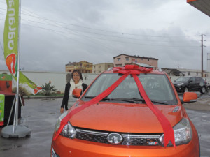 La gagnante du premier lot, avec sa nouvelle voiture.