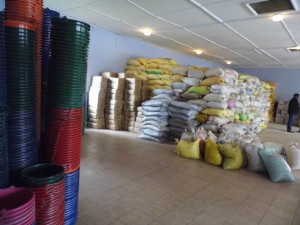 Ironie du sort, les dons aux sinistrés étaient entreposés dans la grande salle de la commune urbaine d’Ambositra, sans que les personnels, eux-mêmes « sinistrés », ne puissent en bénéficier. (Photo Anastase)