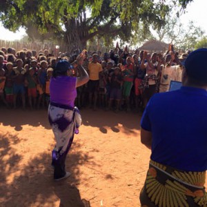 Onitiana Realy (de dos en lambahoany) haranguant à l’ombre d’un « kily » la …population d’Ankazomanga Andrefana dans le Sud-Ouest.
