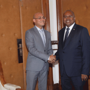 Le PM Jean Ravelonarivo et le ministre mauricien du Travail, Soodesh Satkam Callichrun.