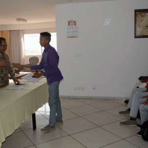 Le Chargé d’Affaires indonésien SEM Artanto Salmoen Wargadinata et l’attaché culturel de l’ambassade d’Indonésie M. Teguh ont remis les billets à ces boursiers hier après-midi à l’Ambassade.