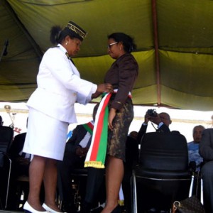 « Le préfet d’Ambositra, Ravakiniaina Randrianaivo procédant à l’investiture officielle de Volasoa Andrianarivo. » (Photo Anastase)