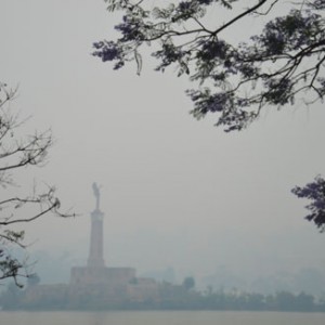 La ville dans la brume de la fumée à cause des feux de brousse. (Photo Kelly)