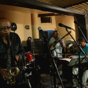 Solo Andrianasolo inaugure les « Jeudis du Jazz » de l’Urban Café.