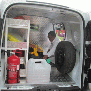 Un laboratoire mobile pour contrôler la qualité des produits dans les stations-service Shell à Madagascar.