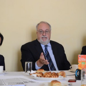 Le consul Michael Richards (au centre) expliquant les tenants et aboutissants du « visa diversité ».