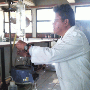Le Pr. Ravelonandro dans son laboratoire de chimie, à la Faculté des Sciences.