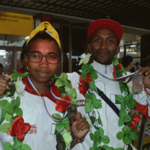 Miora Tiana et Jhonny, les deux médaillés des mondiaux de la Serbie. (Photo Kelly).