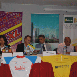 Les responsables du Tour de Madagascar cycliste avec au centre le DG de la BOA, Abdallah Ikched, entouré par Francis Ducreux (à gauche) et le président Relaha Jean Claude.