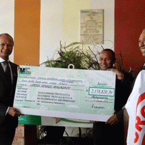 Le chèque de 2 158 820 Ar remis à la Croix-Rogue Malagasy, hier.