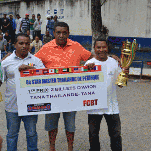 Jean et Amir (à droite) à côté du préisdent du FCBT, Tiana Andriambelosoa.
