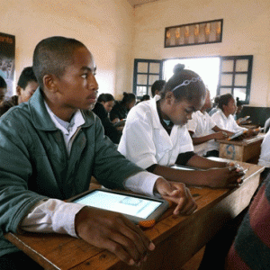 Les enfants s’initient aux nouvelles technologies.    
