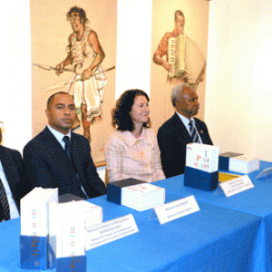 Le ministre de l’Enseignement technique Benjamina Ramanantsoa, le ministre de l’Education Nationale Paul Rabary et l’ambassadeur de France à Madagascar, Véronique Vouland-Aneini lors de la cérémonie de remise de dictionnaires à l’Institut Français de Madagascar. 