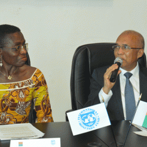 Antoinette Sayeh du FMI et le ministre des Finances et du Budget lors d’une conférence.