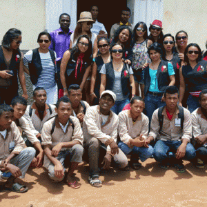 Des représentants des élèves du Lycée d’Imerintsiatosika avec les membres du « Ladies Circle Madagascar » (LC2) et quelques membres du Club Ibis Réunion, lors de la remise des livres.