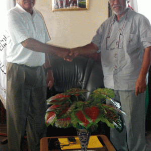 Le professeur Stephan Narison (à droite sur la photo) avec le président de l’université de Toliara. 