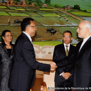 L’article 57 de la Constitution confère au président de la République le pouvoir d’accréditer et de rappeler les ambassadeurs de Madagascar.