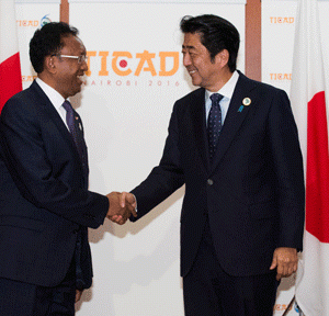 Le Président Rajaonarimampianina avec le PM japonais Sinzo Abe.