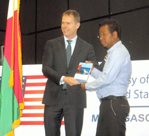 Dadou Hirina recevant ses prix à l’American Center Tanjombato.