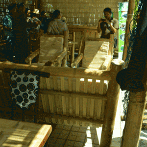 Les artisans maîtrisent maintenant la transformation du bambou en meubles.