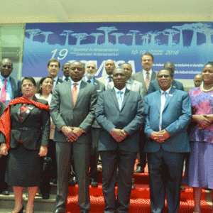 Des participants au conseil des ministres de la Justice et des Affaires étrangères du Comesa avec le Premier ministre malgache Solonandrasana Mahafaly Olivier. (Photo Kelly)