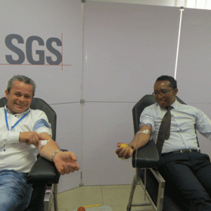 Le DG de SGS group Madagascar, Cedric Catheline et le Député de Fianarantsoa Razaranaina Nome donnant avec joie leur sang.